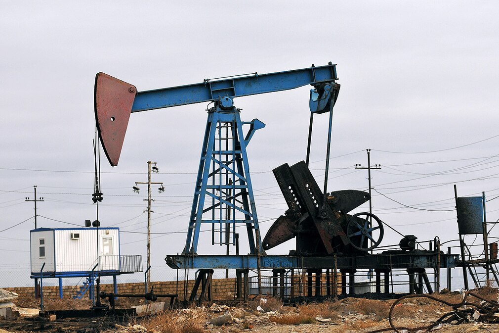Ein Feld von Ölpumpen im Küstengebiet von Baku