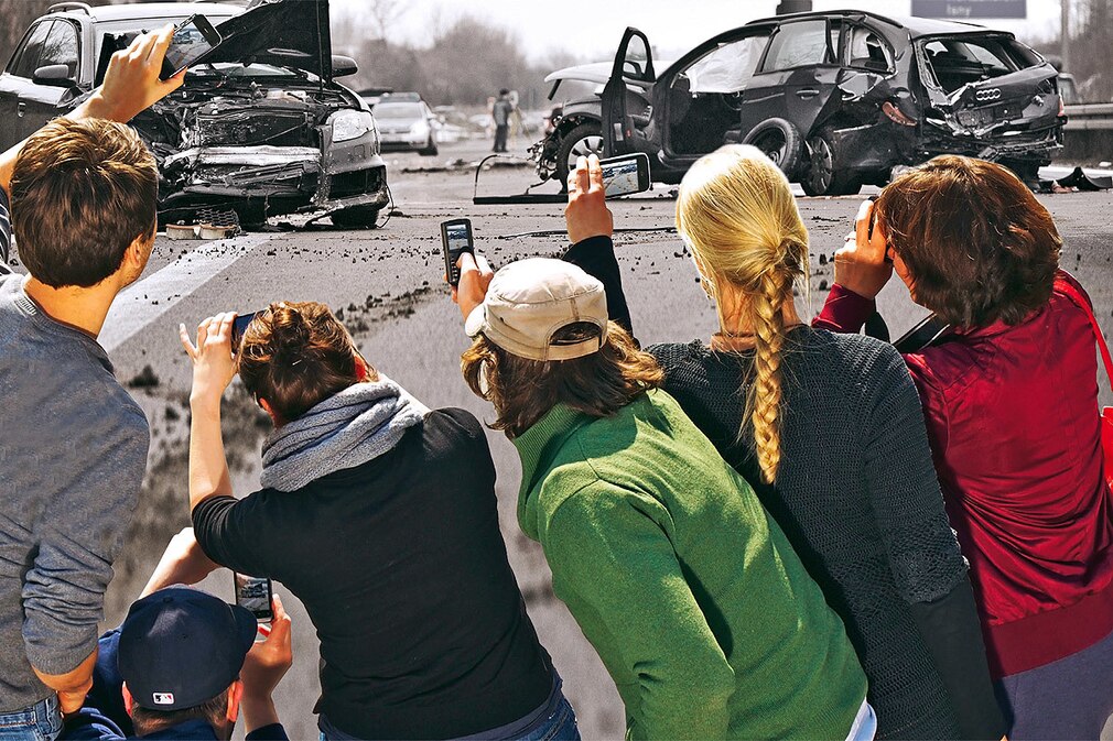 Gaffer am Unfallort (Fotomontage)