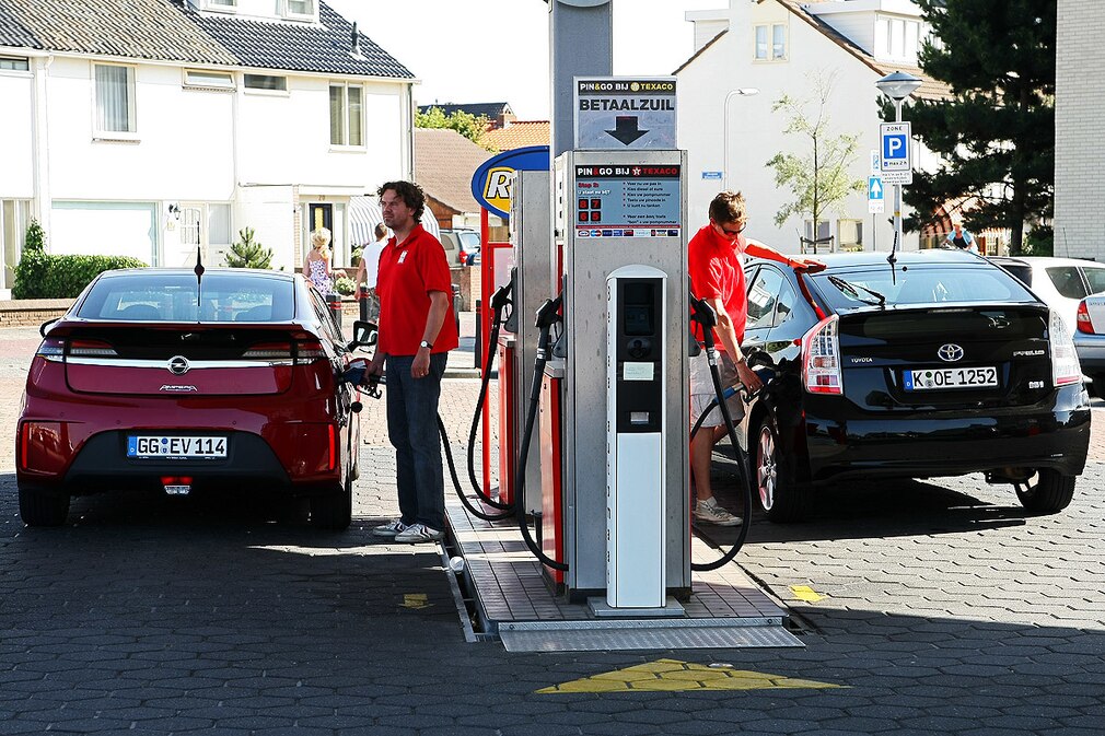 Opel Ampera Toyota Prius Hybrid an der Tankstelle