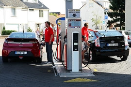 Opel Ampera Toyota Prius Hybrid an der Tankstelle