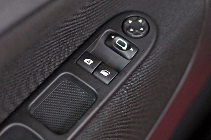 Peugeot 207 1.4i: Fensterheber