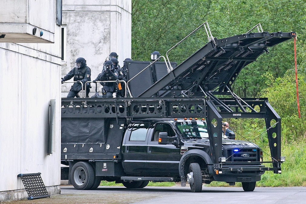 SEK-Beamte trainieren am Mittwoch (13.07.2011) auf dem Trainingszentrum der NRW-Spezialeinheiten im sauerländischen Hemer-Hennetal SEK-Beamte trainieren am Mittwoch (13.07.2011) auf dem Trainingszentrum der NRW-Spezialeinheiten im sauerländischen Hemer-Hennetal