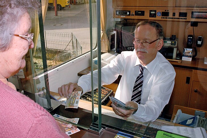 Bernhard Gärtner mit seiner rollenden Bankfiliale in Mittelaschenbach (Landkreis Fulda)