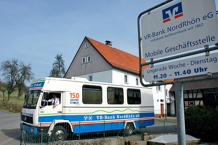 Bernhard Gärtner mit seiner rollenden Bankfiliale in Mittelaschenbach (Landkreis Fulda)
