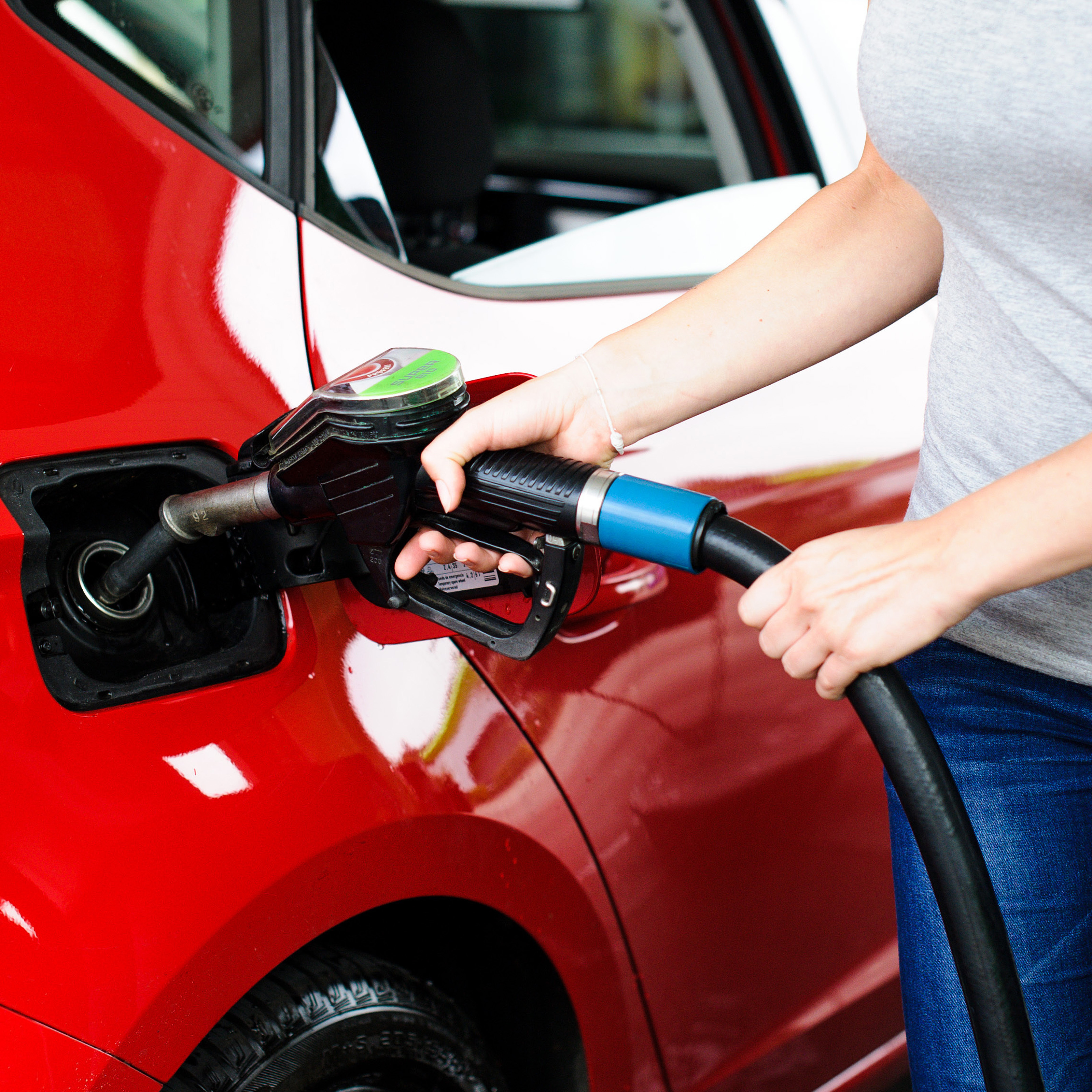 Elf Spartipps für Autofahrer: Wann ist Tanken am günstigsten? - AUTO BILD