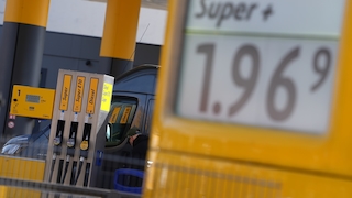 Eine Autofahrerin beim Tanken