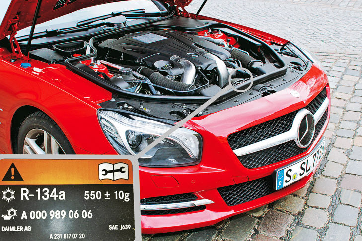 Hinweis auf Kältemittel R134a im Mercedes SL
