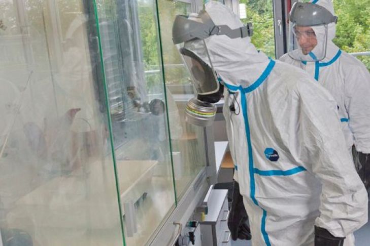 Uni München: Experiment mit Fluorwasserstoff