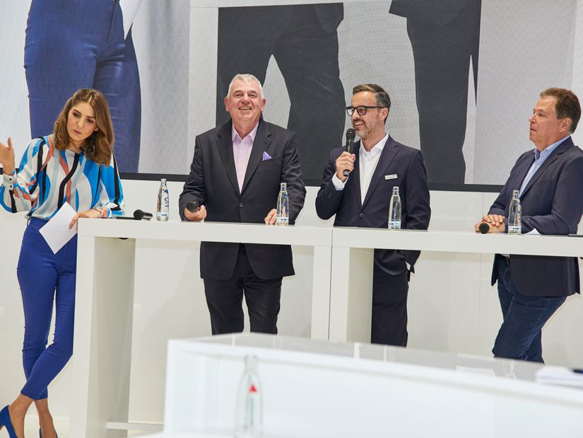 Technik-Talk �ber Nachhaltigkeit und Zukunft der Reifenindustire (v.li.): Moderatorin und Tech-Influencer Sarah Elsser, Ex Goodyear-Chef Dr. Rainer Landwehr, Sailun Marketing-Direktor Stephan Cimbal sowie Edison-Chefredakteur Franz Rother