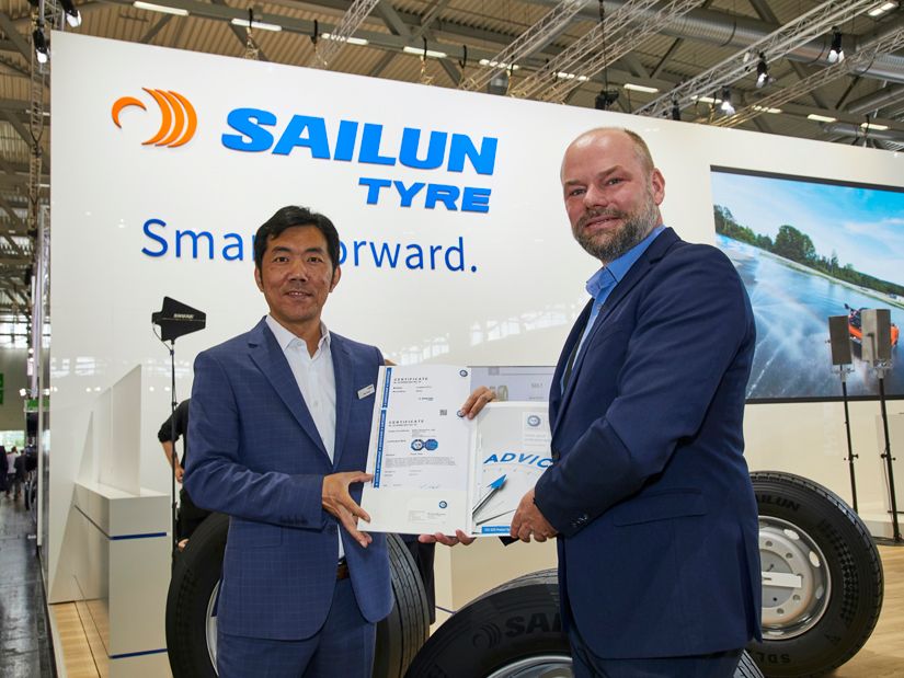 Ausgezeichnet mit dem EU-Label A: Sailun-Europa-Chef Chen Huang erh�lt von Michael Stamm vom T�V S�D das Zertifikat f�r seine Truckreifen mit besonders niedrigem Rollwiderstand
